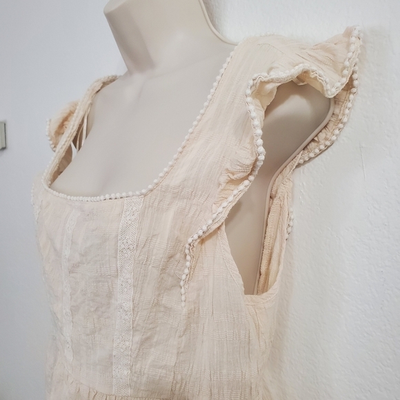 ALL IN FAVOR Cream Square Neck Sleeveless Lace Panel Blouse - Picture 4 of 8
